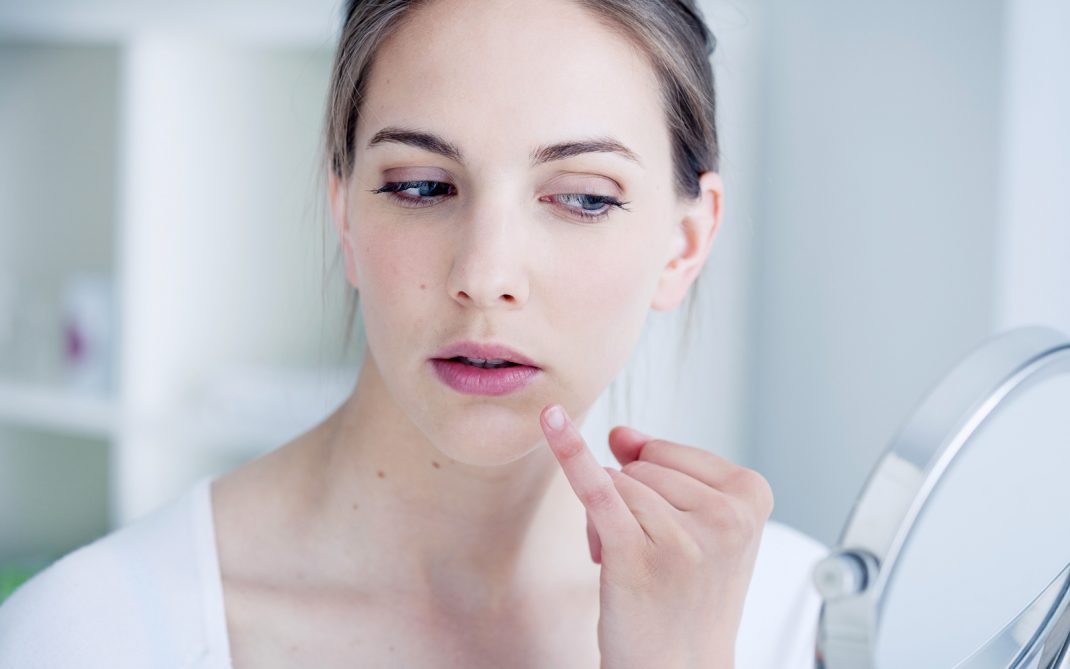 Acne e sole: i raggi di sole aiutano o peggiorano la pelle affetta da acne? Acne e sole: i raggi di sole aiutano o peggiorano la pelle affetta da acne?